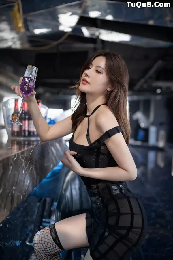 [XiuRen秀人网]FW0157 秀人番外 就是阿朱啊 - 酒台黑丝 主题写真 [81P]